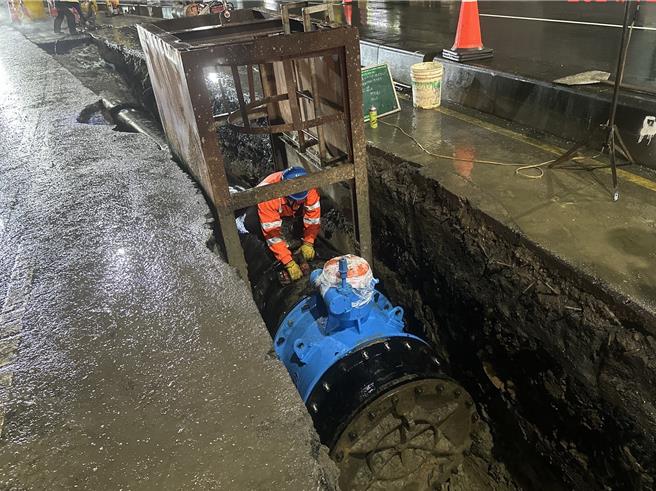 捷运汐东线要径工程整体进度超前4.31％，其中吉林街与福德三路道路拓宽工程，施工进度也如期推动中。（捷运局提供）