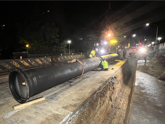 自来水公司26日起调整改由新设∮800mmDIP管供水，旧有的∮600mmDIP管暂停使用。（捷运局提供）