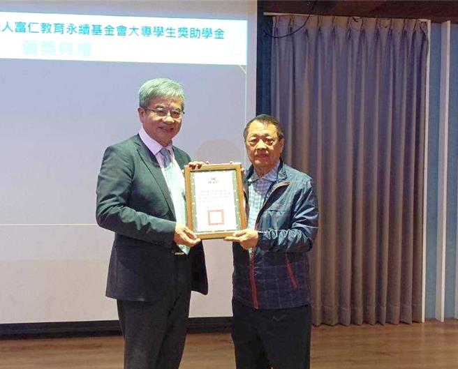 國立高雄科技大學校長楊慶煜（左）25日感謝「富仁教育永續基金會」基金會董事長鄭富仁（右）熱心助學。（高科大提供／林瑞益高雄傳真）