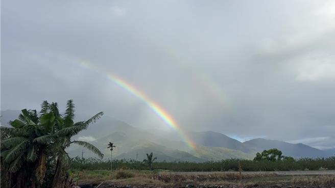 台东纵谷地区今天上午出现两道彩虹，民眾惊喜拍下难得美景。（读者提供／蔡旻妤台东传真）