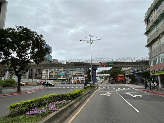 「承德敦煌人行天桥」兴建迄今超过33年，北市工务局新工处26日表示，天桥大梁、墩柱将于12月27日及隔年1月3日拆除。（北市新工处提供）