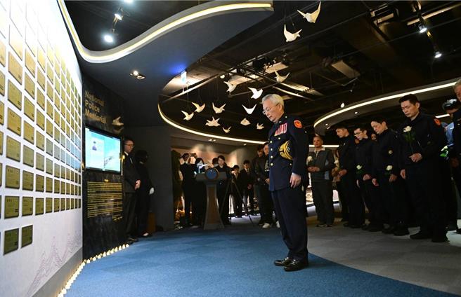 警政署於26日在警察史蹟館「殉職警察人員紀念專區」，首次舉行殉職事蹟宣付警史儀式，由警政署長張榮興主持。（警政署提供）