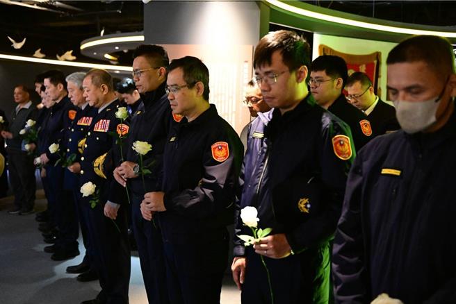 警察同仁一同悼念。（警政署提供）