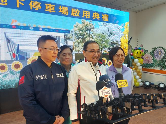 新北市长侯友宜（中）受访。（张铠乙摄）