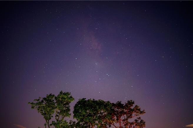 位于基隆市安乐区的大武崙炮台停车场因无光害，多年来已成为「观星族」的热门观星「秘境」。但因近期北观处设置收费设施，虽可化解治安疑虑，却也造成光害影响观星体验。（武崙国中天文台社团提供／徐佑升基隆传真）