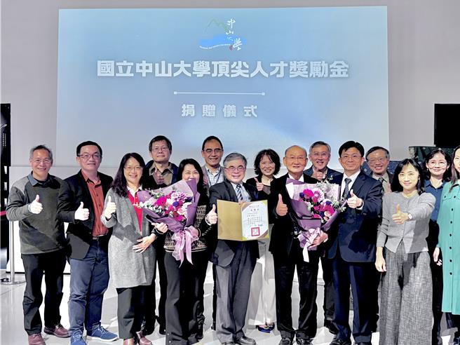 三珈環保企業集團董事長汪輝（前右4）捐贈500萬元，支持中山大學「頂尖人才獎勵金」，捐贈儀式後與校方主管合影。（中山大學提供／郭良傑高雄傳真）