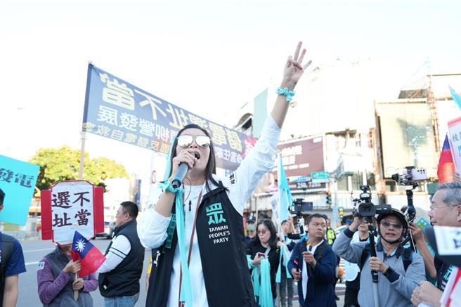 民眾党台南市党部主委林乃立（中）痛斥党主席柯文哲遭起诉是一场政治闹剧。（民眾党台南市党部提供／程炳璋台南传真）