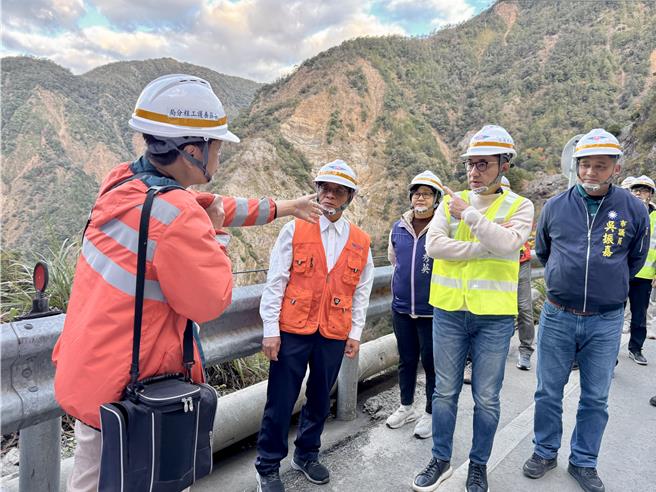 江启臣等人今天前往会勘中横便道復建进度。（江启臣国会办公室提供／李京升台中传真）