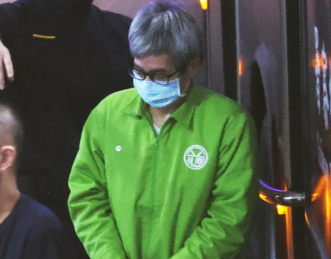 台北地检署侦办京华城案、政治献金案26日侦查终结，起诉提解在押的柯文哲的前办公室主任李文宗（中）。（姚志平摄）