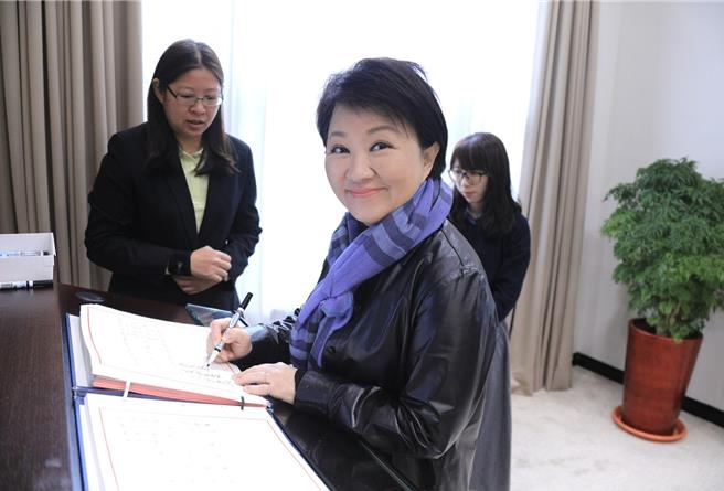 台中市长卢秀燕26日出席行政院会，建议中央继续推动「班班有鲜乳」政策。（台中市府提供）