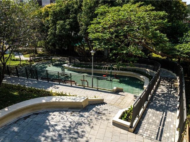 北市同德公園整建以人本及無障礙空間為觀點，解決目前造成公園通行及使用障礙的高低差問題，新設的無障礙斜坡道，連接公園南北兩端，打破原先只能行走樓梯的瓶頸段。（北市工務局公園處提供）