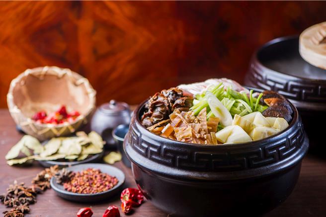 「鱿鱼螺肉蒜」是北投酒家菜的代表，汤头越煮越香，酒足饭饱后来一碗热汤是完美的收尾。（图／大地酒店）