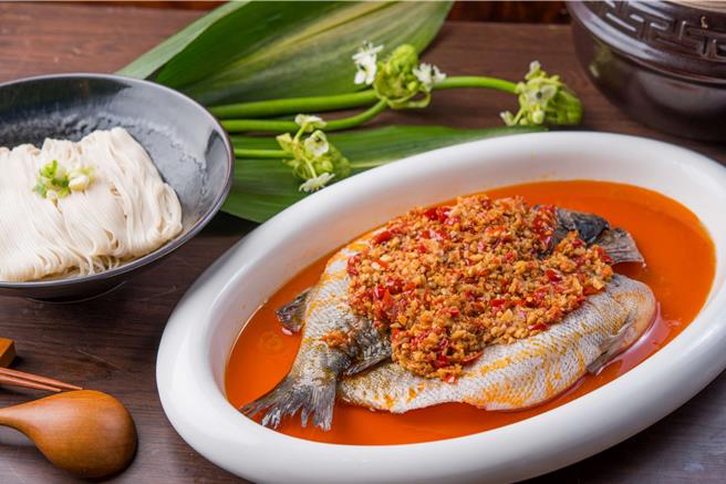 「剁椒宝石鱼」色香味俱全，适合过年围炉桌宴，附赠手工白麵条，为年菜热门夯品。（图／大地酒店）