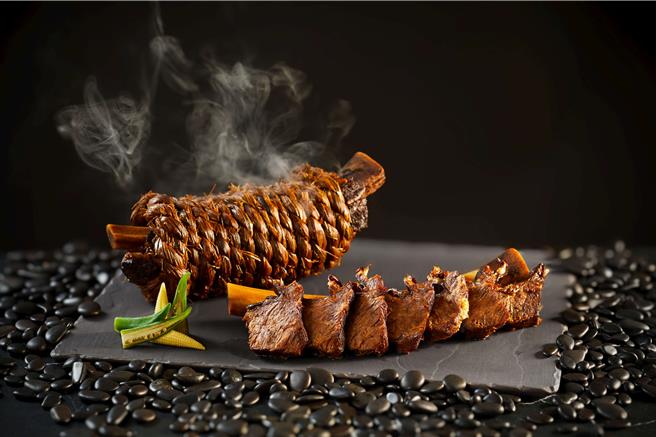 「稻香大地牛」坚持使用重达1公斤以上的带骨牛小排，是「奇岩一号」创店首道经典料理。（图／大地酒店）