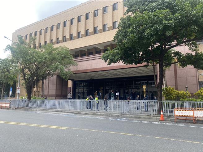 传有小草要在北检集结，警方在北检布防。（李文正摄）