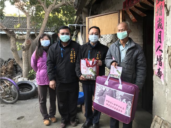 台中市大安区长许宏绮（右二），亲自到独居长辈家中访视，实际了解老人家身体较虚弱怕冷，又不方便外出购买，亟需暖暖包、毛帽、手套、棉被等御寒物资，亲送到府后让长辈相当开心。（大安区公所提供／张妍溱台中传真）