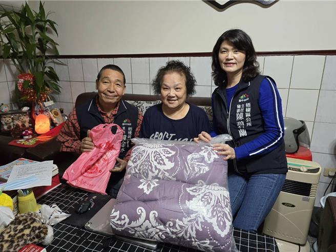 梧栖区公所派员到独居长辈家发送御寒物资，除让长辈有机会与他人互动和交流，并进一步了解长者需求，提供实际关怀与协助。（梧栖区公所提供／张妍溱台中传真）
