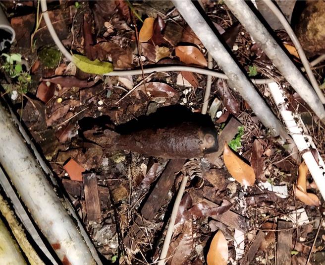 高雄市美濃區和平街一處空地於24日傍晚5時時，當地一名楊姓里長突然發現空地內竟有1顆未爆彈，立刻報警請求協助，警方到現場拉起封鎖線並通知軍方，八軍團獲報後立刻派出未爆彈處理小組前往現場，迅速於1小時內移除未爆彈。（警方提供／林雅惠高雄傳真）