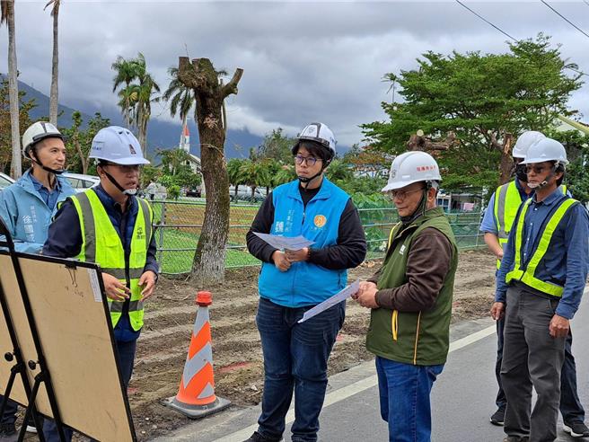 市长魏嘉彦（左三）与芥菜种会执行长李肇家（右二）共同关注道路拓宽工程进度。（芥菜种会提供／王志伟花莲传真）