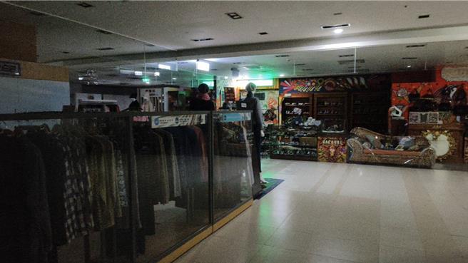 嘉义耐斯百货今天中午大停电逾1小时，卖场漆黑一片。（廖素慧摄）