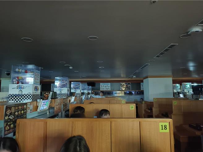 嘉义耐斯百货今天中午大停电逾1小时，餐厅客人摸黑用餐。（廖素慧摄）