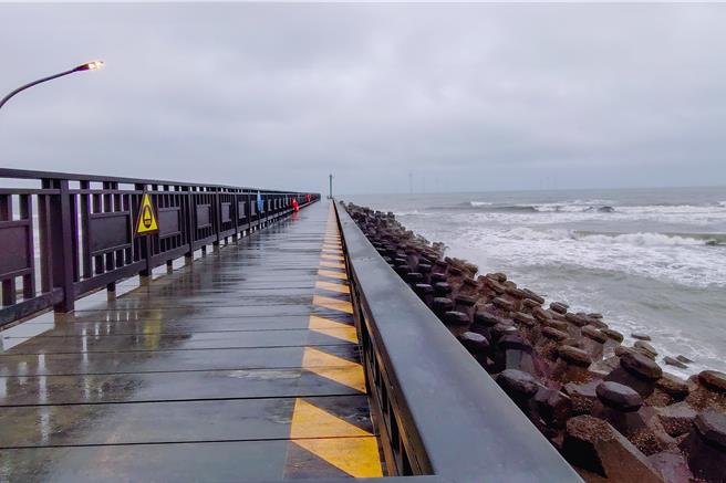 苗栗县竹南镇龙凤渔港北堤钓鱼平台位于冷水溪出海口与龙凤大排交接处南岸，属第二类渔港，紧邻西滨公路，是全台唯一位于海线纵贯线的渔港。平台于今年7月1日开放后，钓友反映平台与消波块过近，钓线易勾挂。（吕丽甄摄）