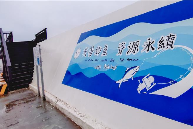 苗栗县竹南镇龙凤渔港北堤钓鱼平台位于冷水溪出海口与龙凤大排交接处南岸，属第二类渔港，紧邻西滨公路，是全台唯一位于海线纵贯线的渔港。平台于今年7月1日开放后，钓友反映平台与消波块过近，钓线易勾挂。（吕丽甄摄）
