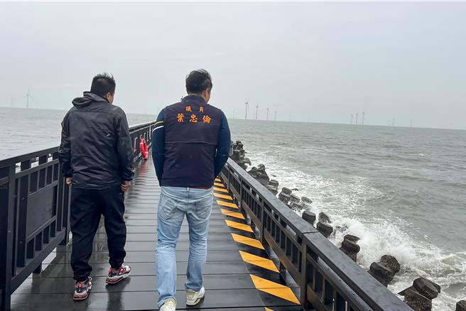 苗栗县议员叶忠伦(右一)表示，经过长时间的争取，今年7月龙凤渔港钓鱼平台设立并成为友善钓友的示范区。实际使用后，钓友反映平台前方的防波堤容易导致钓线勾挂，影响钓鱼活动。（议员叶忠伦服务处提供／吕丽甄苗栗传真）