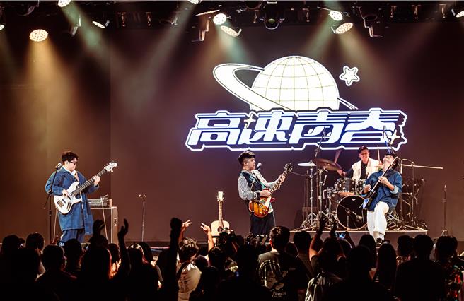 「听听就好」于2024年高速青春音乐展演登台演出，获得乐迷一致好评。（高市青年局提供）