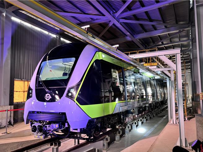 桃园捷运绿线第1辆列车提前3个月抵台，26日亮相。（廖姮玥摄）
