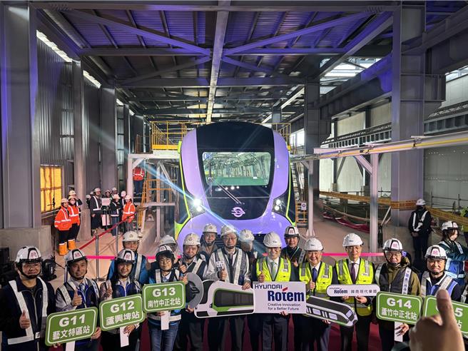 桃园捷运绿线第1辆列车提前3个月抵台，26日亮相。（廖姮玥摄）