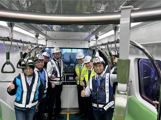 桃园捷运绿线第1辆列车提前3个月抵台，26日亮相。（廖姮玥摄）