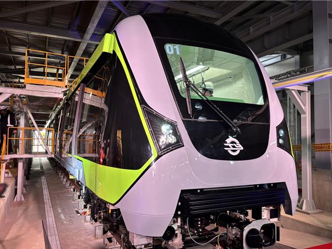 桃园捷运绿线第1辆列车提前3个月抵台，26日亮相。（廖姮玥摄）