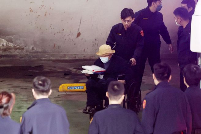 沈庆京（坐轮椅者）被检方求处17年有期徒刑。（姚志平摄）