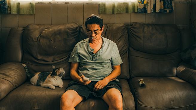 导演翁子光不忍片中刘青云孤单一人，将三花写进剧本里。（甲上娱乐提供）