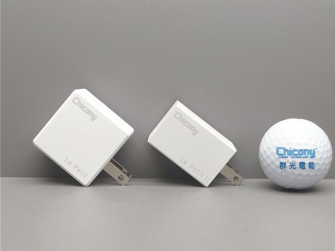 群光电能推出全新一代65W笔电电源供应器「小王子2.0」（中）。图／群光电能提供