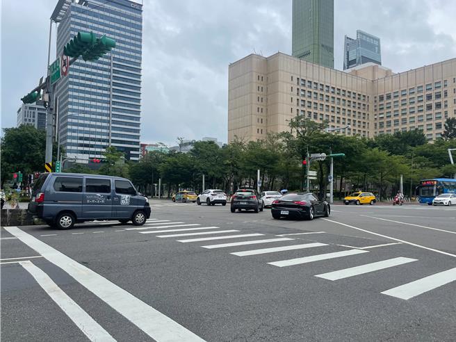 台北市长蒋万安将今年订定为交通安全年，台市交通局统计，截至今年11月，整体行人、机车交通事故死伤人数皆较去年同期及过去3年平均低。（本报资料照片）