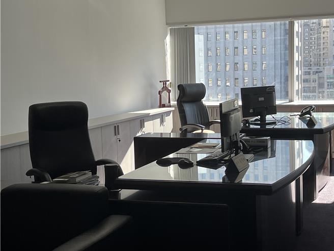 台中市府顾问蔡壁如的办公室桌上还有文件。（林欣仪摄）