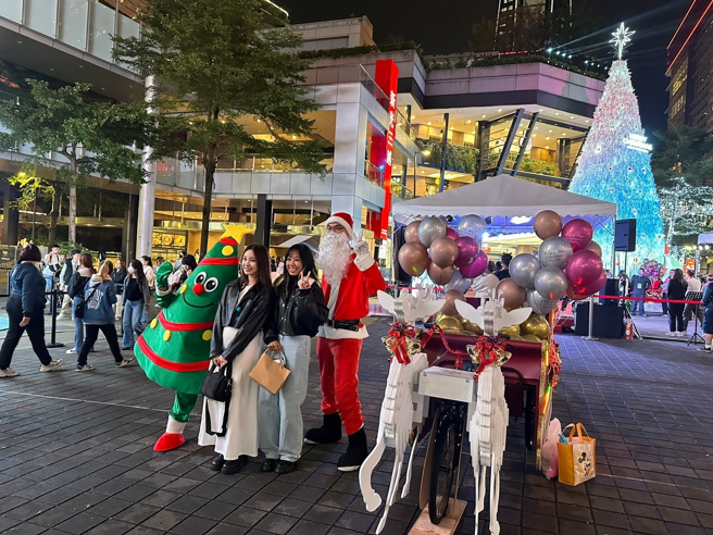 耶诞节就到「2024缤纷耶诞玩臺北」，在臺北各区百货欣赏耶诞浪漫灯饰。(图/臺北市商业处提供)