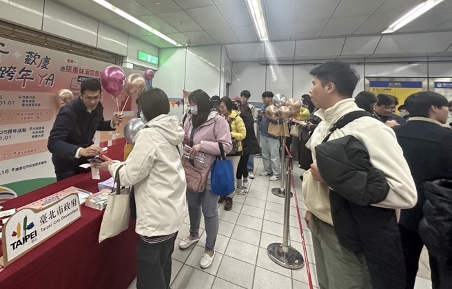 眾多张惠妹歌迷入场前热情排队参与北市府「大巨蛋欢庆圣诞跨年 YA」活动。(图/臺北市商业处提供)