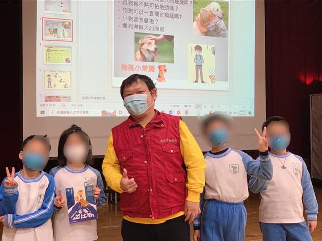 呂信璋到校園宣導生命教育。（新北市動保處提供）