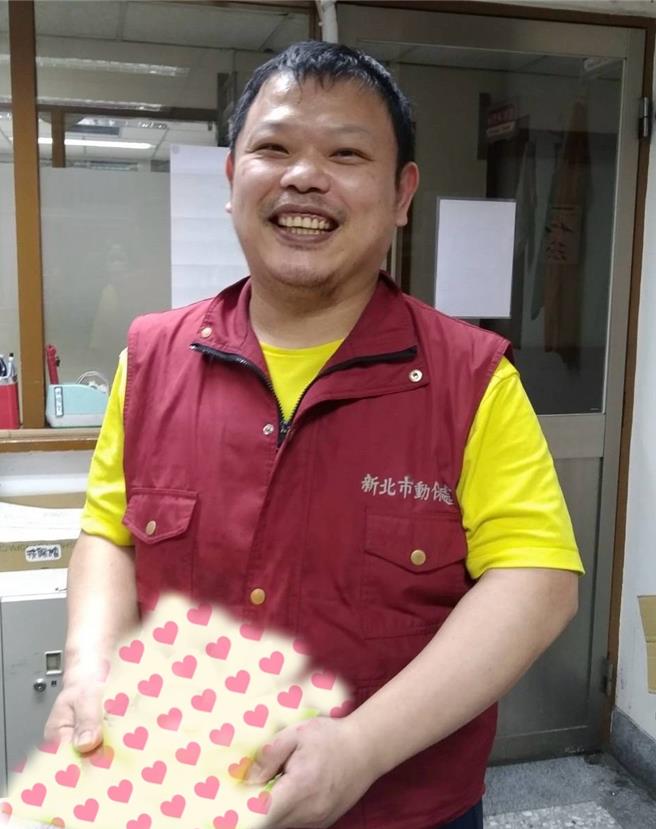 呂信璋克服肢體障礙，工作表現獲得肯定。（新北市動保處提供）