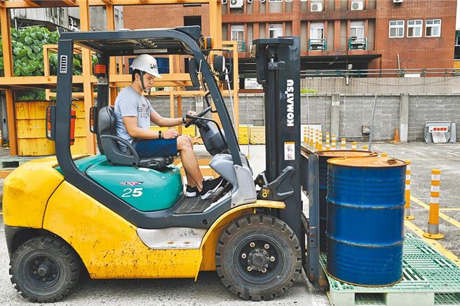 交通部预告修法将放宽配衡型堆高机有条件领证上路。图为示意图。（新北市民政局提供／蔡雯如新北传真）