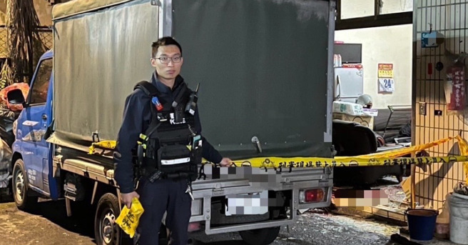 警方在現場圍上封鎖線，可以看到屋內一片凌亂。（翻攝畫面）