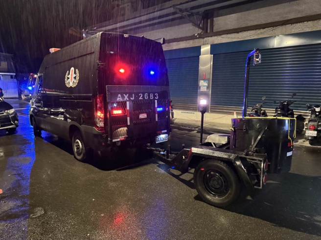 警方防爆小組接獲通知趕到現場，驚見屋內還有電子點火裝置及火藥殘渣。（翻攝畫面）