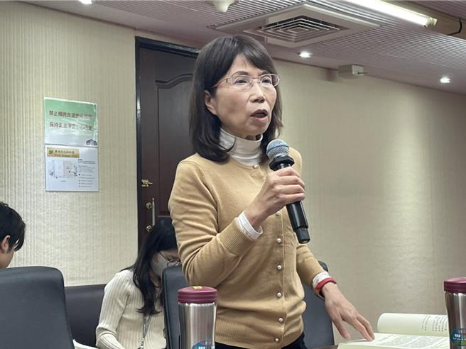 民眾党立委陈昭姿要求国健署拿出代理孕母专法，否则相关预算全数冻结。（郑郁蓁摄）
