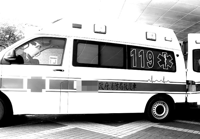 台中市前年年底發生一起交通死亡事故，52歲呂姓男子因違規併排停車造成視線死角，21歲李姓女大生駕駛小客車迴轉時，與23歲粘姓女大生的機車發生碰撞，導致粘女重傷不治。（示意圖）