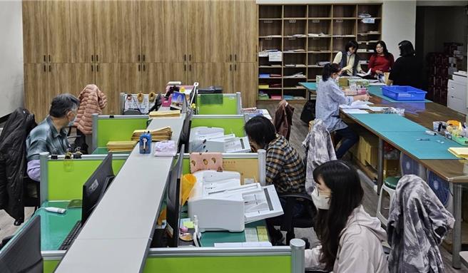 屏東縣政府考量同仁工作同時要兼顧女子、長輩，從明年1月1日起22局處調整為上午8時至下午5時。（謝佳潾攝）