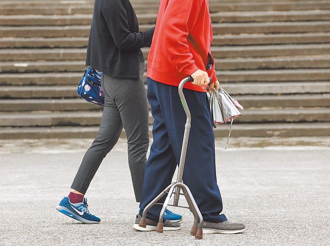 立法院拟在27日完成就业服务法三读，放宽80岁以上长者等对象免经医疗机构专业评估即可聘雇移工。（报系资料照）