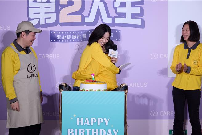 憨兒們現場為公益大使謝盈萱驚喜慶生，現場充滿感動與歡笑。（喜憨兒基金會提供）